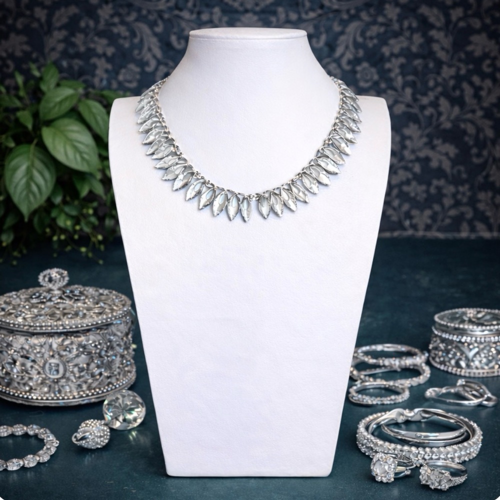 CROWN TRIFARI Vintage Brushed Silver-tone Articulated Leaf Collar Necklace